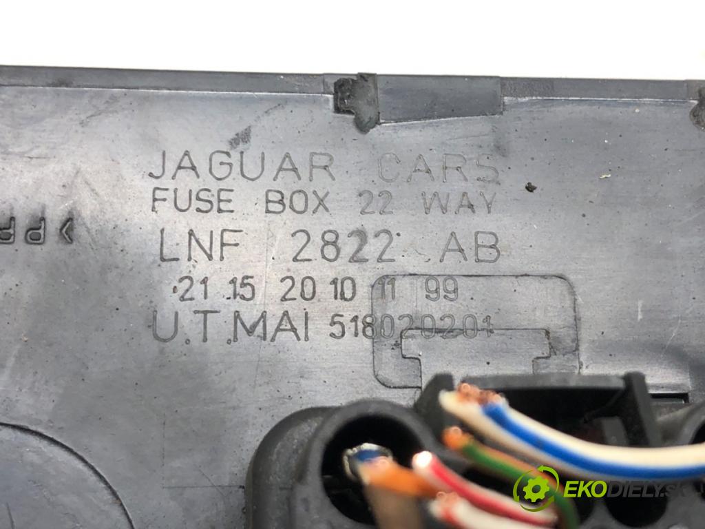 JAGUAR XJ (X308) 1996 - 2003    4.0 209 kW [284 KM] benzyna 1997 - 2003  skříňka poistková LNF2822AB (Pojistkové skříňky)