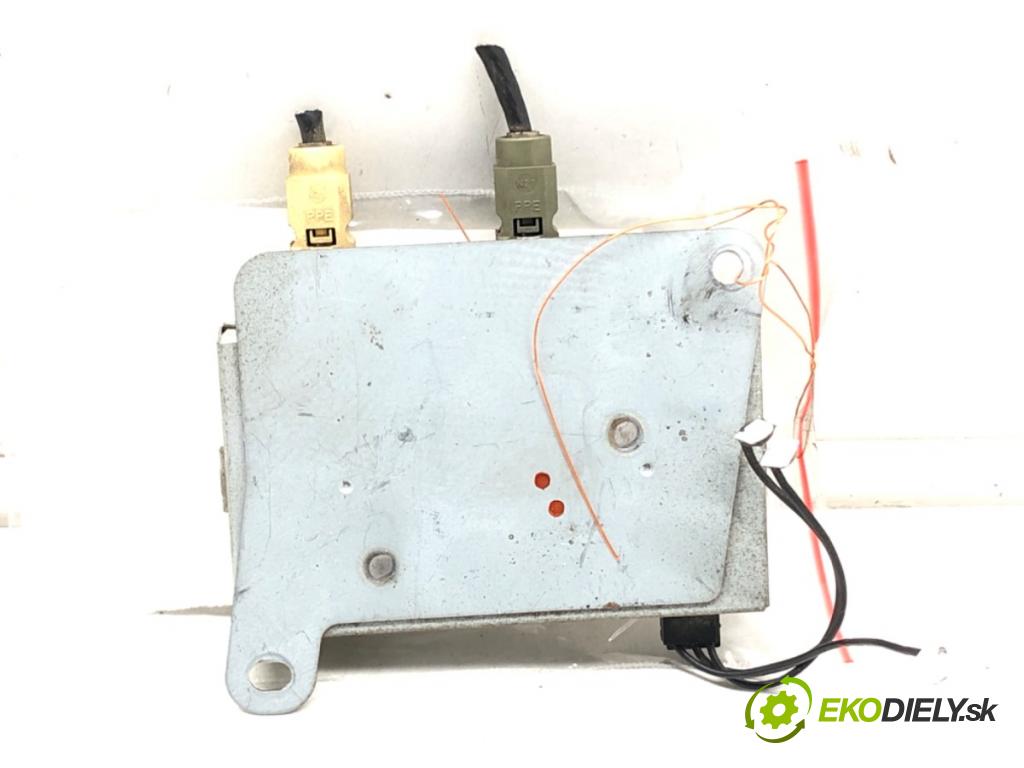 AUDI A4 B6 Avant (8E5) 2000 - 2005    1.9 TDI 96 kW [130 KM] olej napędowy 2001 - 2004  Zosilňovač Antenní: 8E9035225M (Zosilňovače)