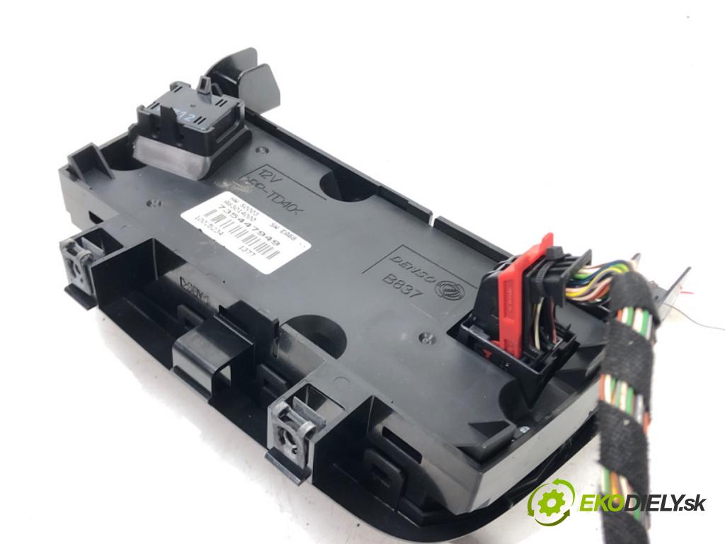 FIAT GRANDE PUNTO (199_) 2005 - 2022    1.4 16V (199BXG1B, 199AXG1B) 70 kW [95 KM] benzyna  Panel ovládania kúrenia 735447949 (Prepínače, spínače, tlačidlá a ovládače kúrenia)