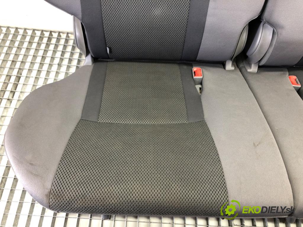 TOYOTA RAV 4 II (_A2_) 2000 - 2005    2.0 D 4WD (CLA20_, CLA21_) 85 kW [116 KM] olej nap  Sedadlo druhý RIADOK: