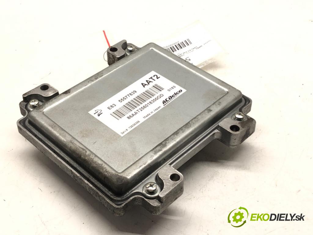 OPEL CORSA D (S07) 2006 - 2014    1.2 (L08, L68) 63 kW [86 KM] benzyna 2009 - 2014  riadiaca jednotka Motor 55577839 (Riadiace jednotky)