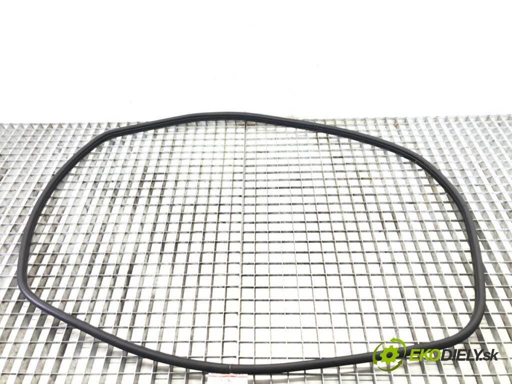 SUZUKI SX4 S-CROSS (JY) 2013 - 2022    1.4 Hybrid (Mild Hybrid) (AKK 414) 95 kW [129 KM]   těsnění dveře zadní část levá strana  (Ostatní)