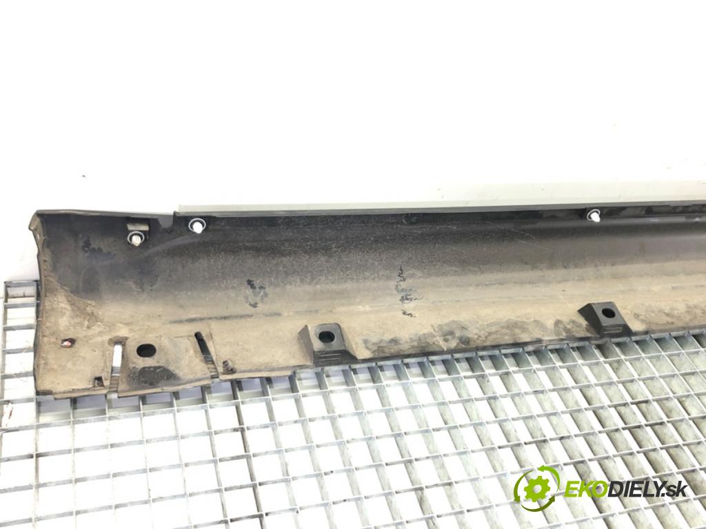 SUZUKI SX4 liftback 2022 95 kW 1.4 Hybrid (Mild Hybrid) (AKK 414) 1373 Lišta prahová pravá 77231-63T0R (Lišta prahová)