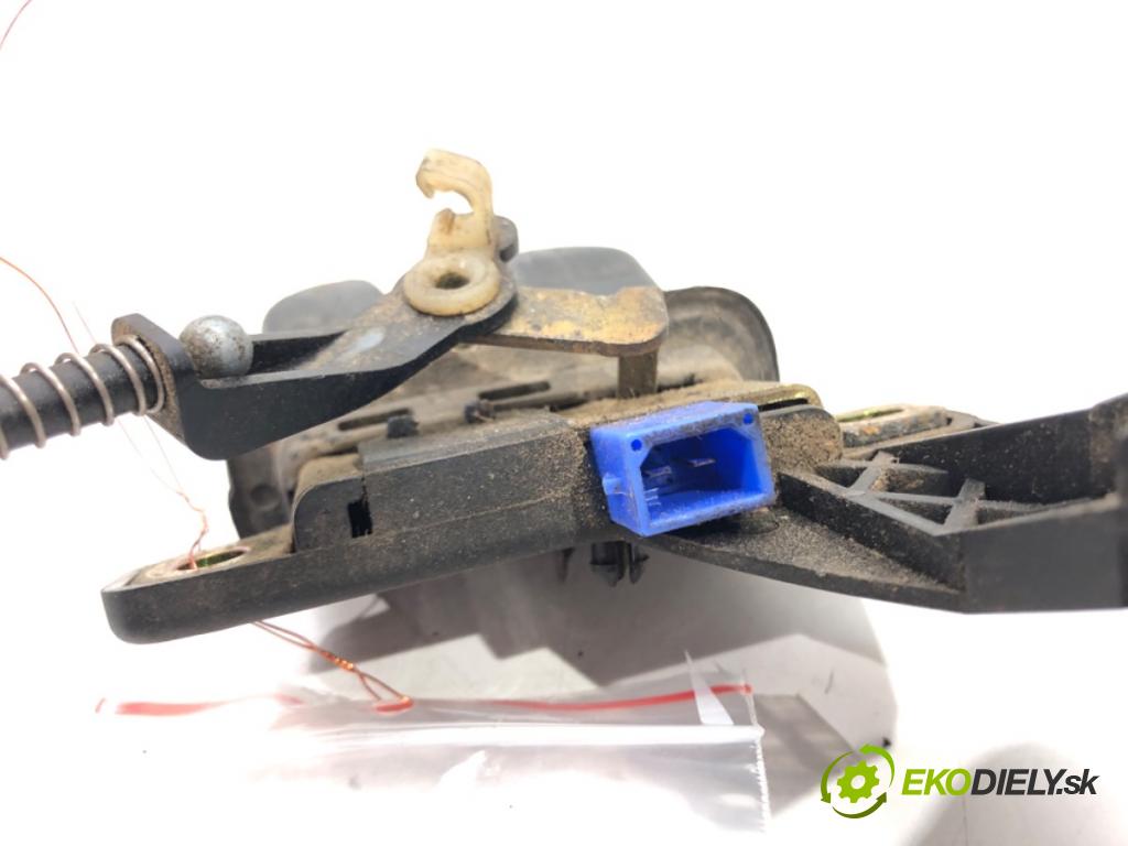 AUDI A4 B6 sedan 2001 96 kW 2.0 1984 zámok dverí zad 8E5827505A