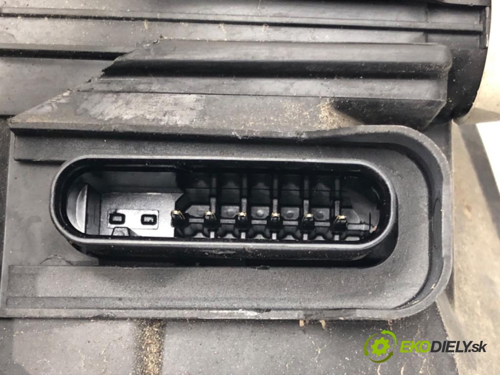 JAGUAR XE (X760) 2015 - 2022    2.0 D 132 kW [180 KM] olej napędowy 2015 - 2022  zámok dveře pravý přední část HX73-203A28-JA
