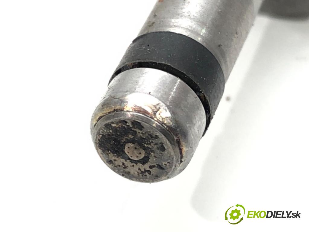 MAZDA 2 (DL, DJ) 2014 - 2022    1.5 SKYACTIV-G 66 kW [90 KM] benzyna 2014 - 2017  Lišta vstrekovacia P51313250 (Vstrekovacie lišty)