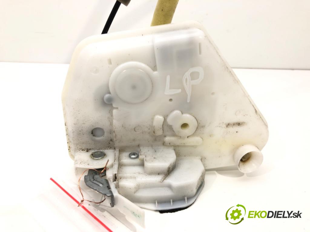 MAZDA 2 (DL, DJ) 2014 - 2022    1.5 SKYACTIV-G 66 kW [90 KM] benzyna 2014 - 2017  zámok dveře levý přední část
