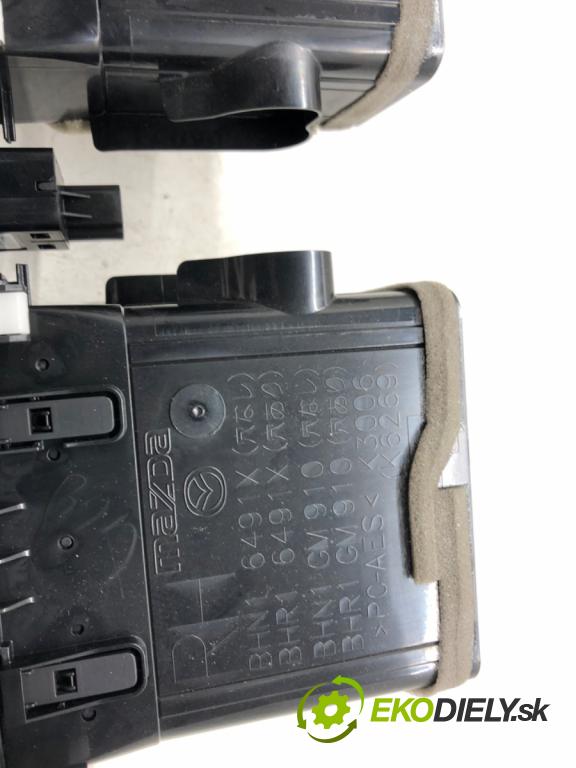 MAZDA 3 (BM, BN) 2013 - 2022    2.5 (BM543) 138 kW [188 KM] benzyna 2013 - 2022  Mriežky kúrenia stredna BHN16491X (Mriežky kúrenia (fukáre))