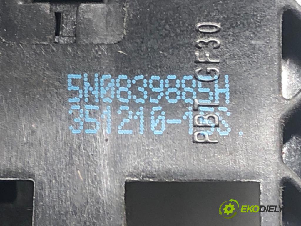 SKODA SUPERB II Kombi (3T5) 2009 - 2015    2.0 TDI 103 kW [140 KM] olej napędowy 2009 - 2010  Kľučka vonkajšia pravy zad