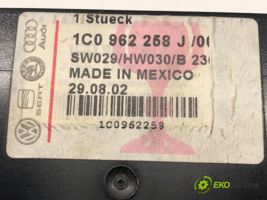 VW BORA I (1J2) 1998 - 2013    1.4 16V 55 kW [75 KM] benzyna 2000 - 2005  Modul komfortu 1C0962258J (Moduly komfortu)