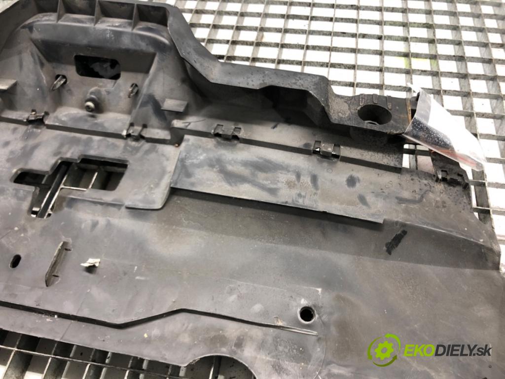 PEUGEOT 407 (6D_) 2004 - 2011    2.0 HDi 135 (6DRHRH, 6DRHRE, 6DRHRG, 6DRHRJ) 100 k  mřížka maska  (Mřížky (masky) chladičů)