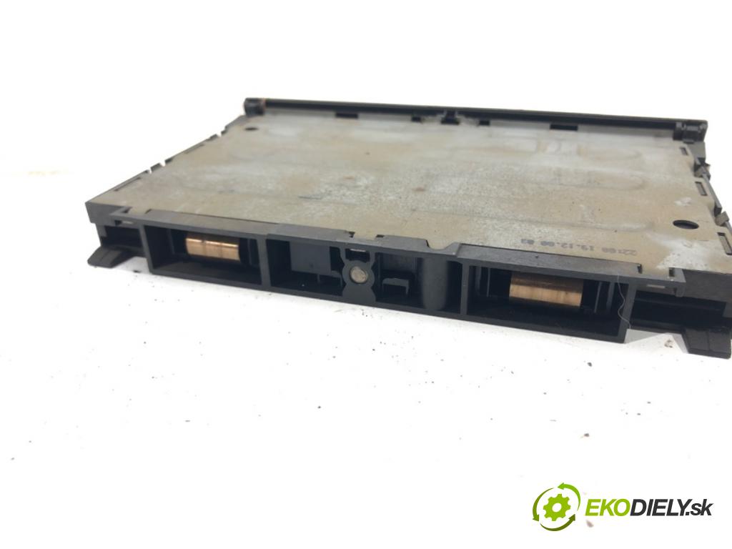 VW BORA Variant (1J6) 1999 - 2005    1.9 TDI 85 kW [115 KM] olej napędowy 1999 - 2001  Držiak na nápoje 1J0858601B (Úchyty, držiaky na nápoje)