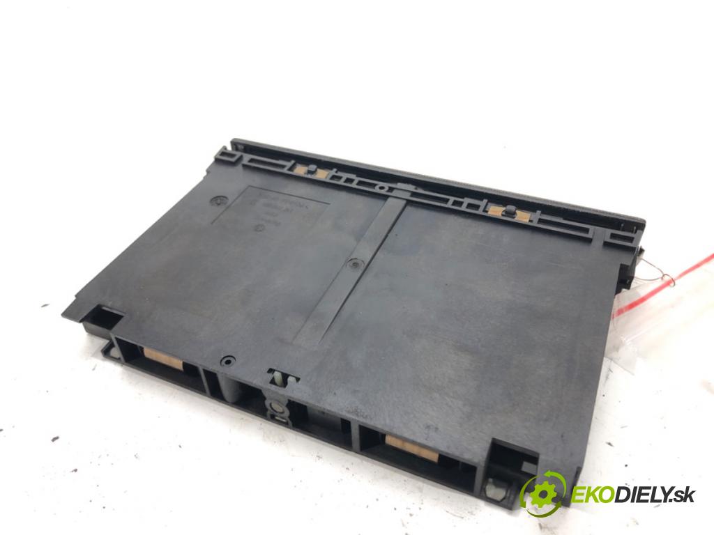 VW BORA Variant (1J6) 1999 - 2005    1.9 TDI 85 kW [115 KM] olej napędowy 1999 - 2001  Držiak na nápoje 1J0858601B (Úchyty, držiaky na nápoje)