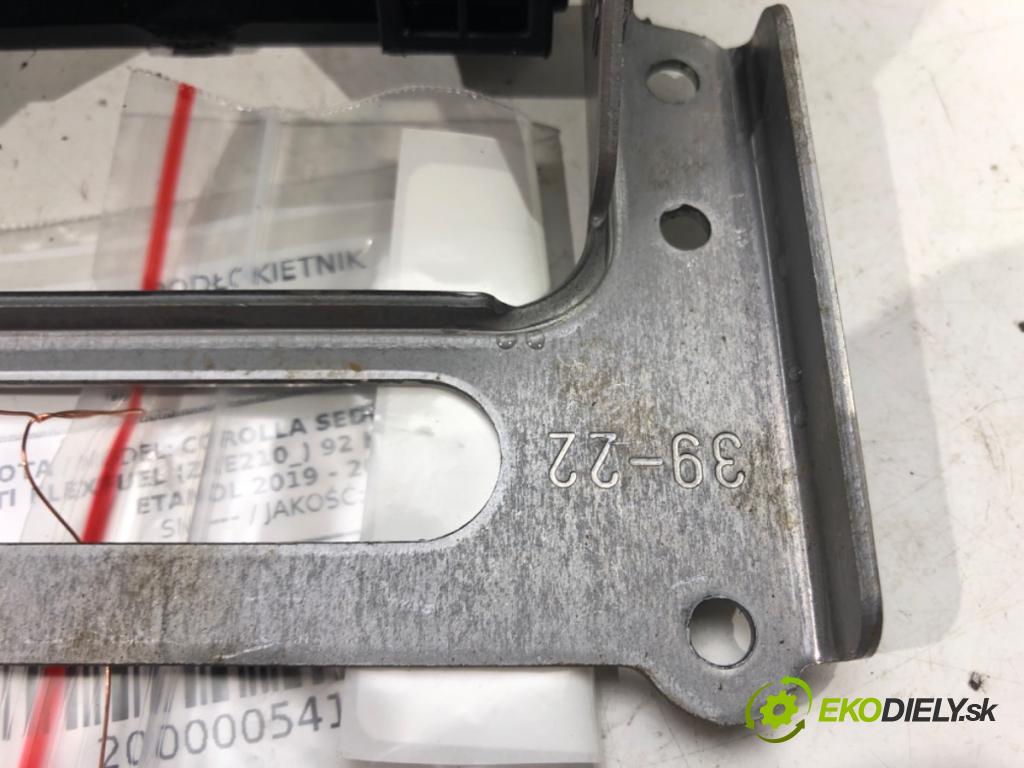 TOYOTA COROLLA sedan (_E21_) 2019 - 2022    1.6 VVTi Flexfuel (ZRE210_) 92 kW [125 KM] Benzyna  Lakťová opierka  (Lakťové opierky)