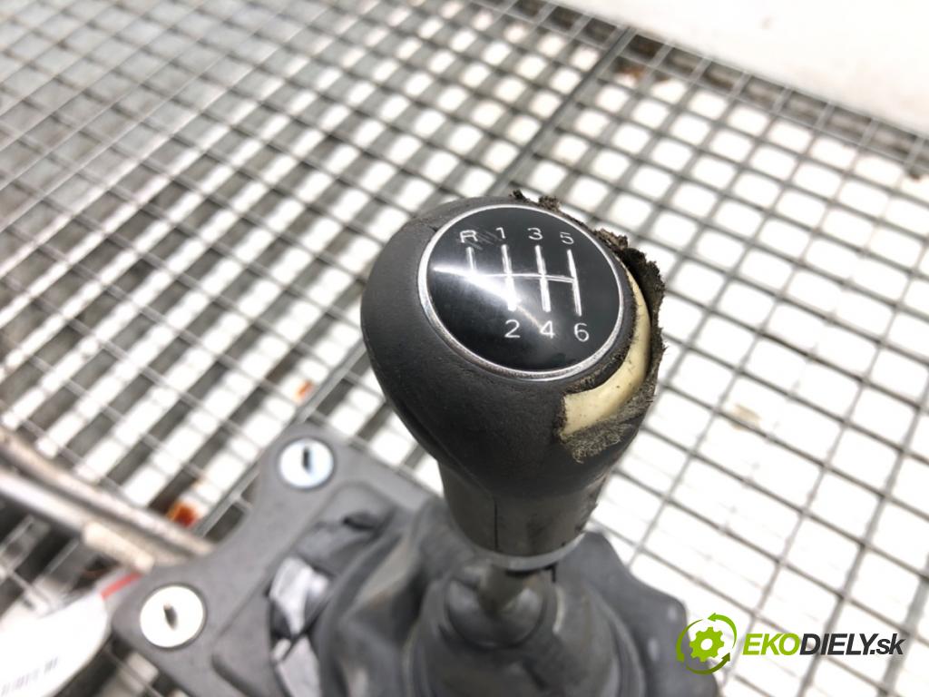 AUDI A4 B8 Avant (8K5) 2007 - 2015    2.0 TDI quattro 105 kW [143 KM] olej napędowy 2008  Kulisa 8K0711025P 8K0711271E (Rýchlostné páky / kulisy)