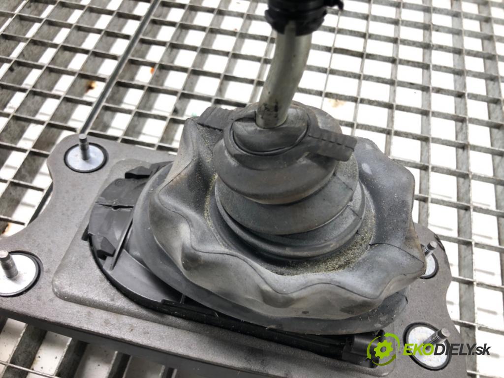 AUDI A4 B8 Avant (8K5) 2007 - 2015    2.0 TDI quattro 105 kW [143 KM] olej napędowy 2008  Kulisa 8K0711025P 8K0711271E (Rýchlostné páky / kulisy)