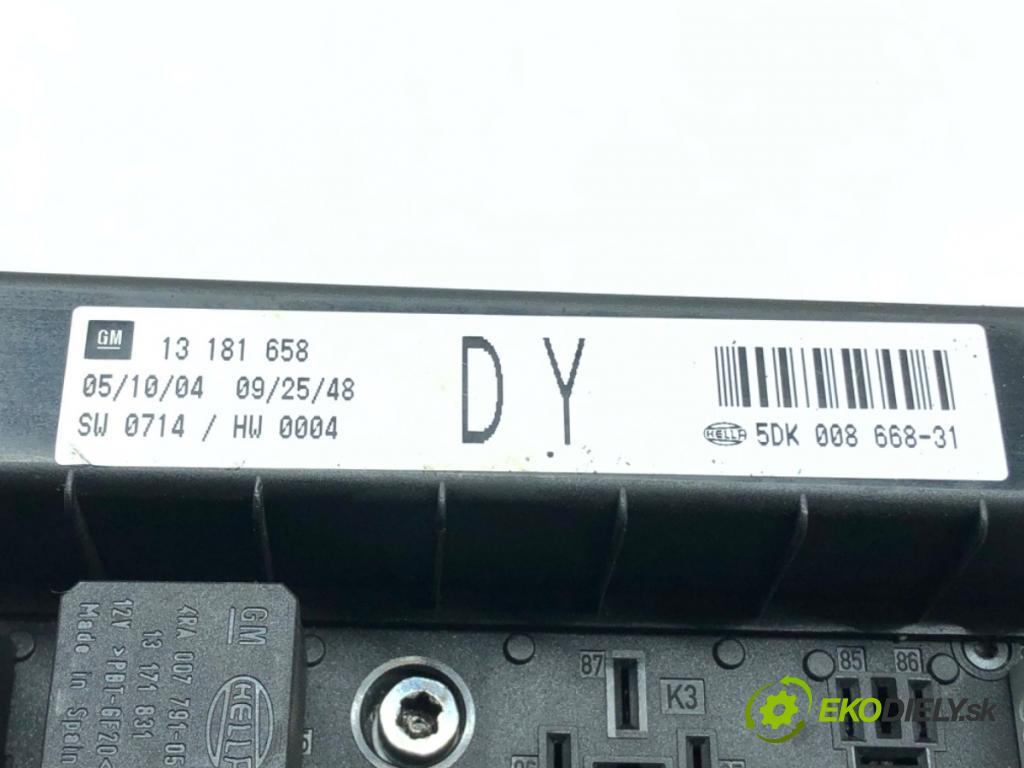 OPEL ASTRA H Kombi (A04) 2004 - 2014    1.7 CDTI (L35) 74 kW [101 KM] olej napędowy 2004 -  modul BSI 13181658 (Pojistkové skříňky)