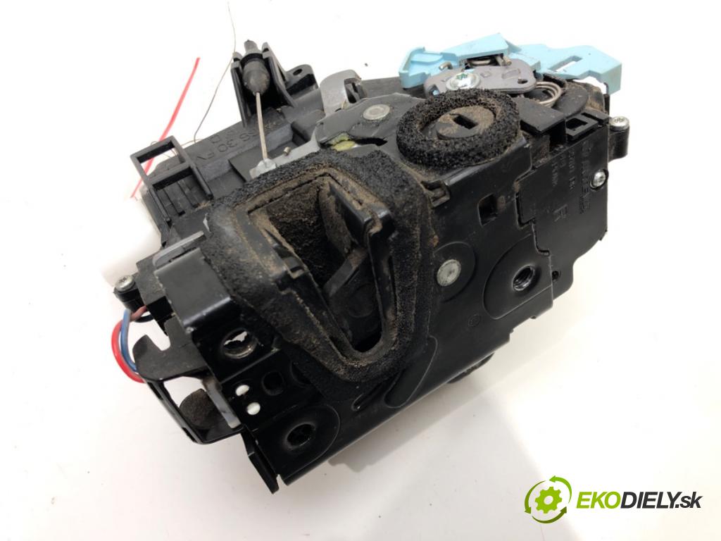 SKODA ROOMSTER Praktik (5J) 2007 - 2015    1.4 63 kW [86 KM] benzyna 2007 - 2015  zámok dveře pravý zadní část 5J7839016C