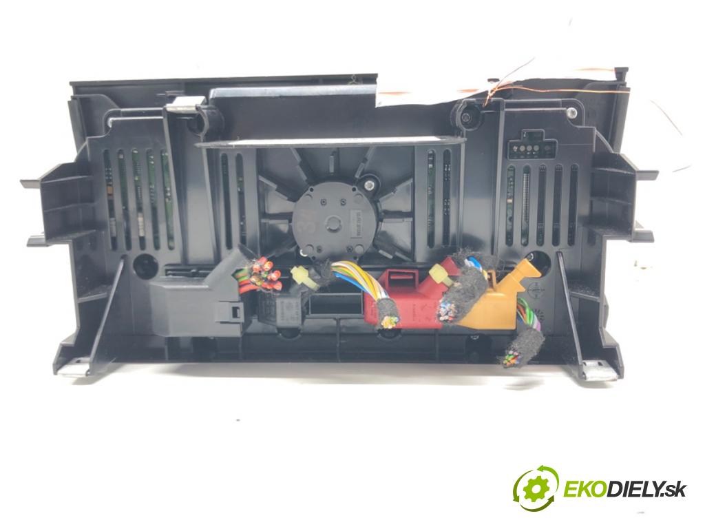 AUDI Q3 (8UB, 8UG) 2011 - 2018    2.0 TFSI quattro 147 kW [200 KM] benzyna 2014 - 20  Panel ovládania kúrenia 8U0820043G (Prepínače, spínače, tlačidlá a ovládače kúrenia)
