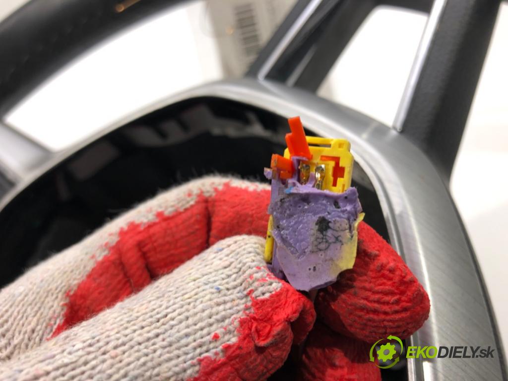 SKODA RAPID (NH3, NK3, NK6) 2012 - 2022    1.6 TDI 85 kW [115 KM] olej napędowy 2015 - 2019  Volant 5JA419685 (Volanty)