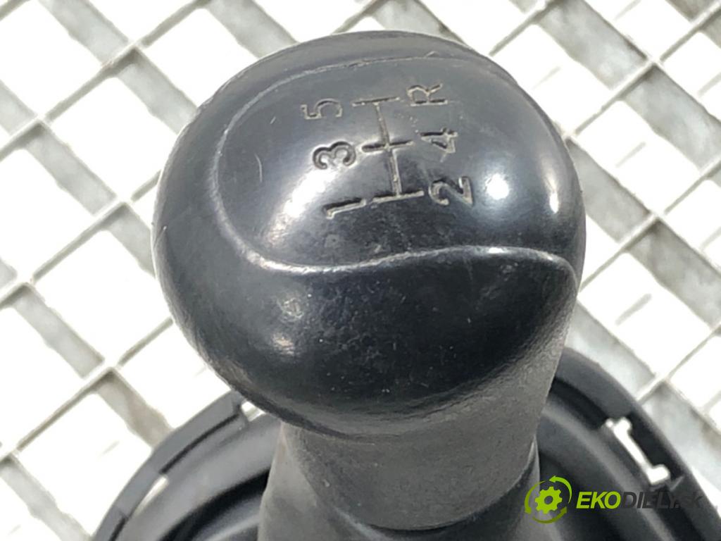 TOYOTA YARIS (_P9_) 2005 - 2014    1.0 VVT-i (KSP90_) 51 kW [69 KM] benzyna 2005 - 20  Kulisa 33530-0D040 (Rýchlostné páky / kulisy)