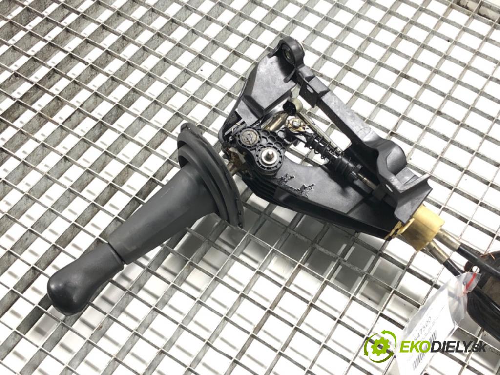 TOYOTA YARIS (_P9_) 2005 - 2014    1.3 VVT-i (SCP90_) 64 kW [87 KM] benzyna 2005 - 20  Kulisa 33530-0D040 (Rýchlostné páky / kulisy)