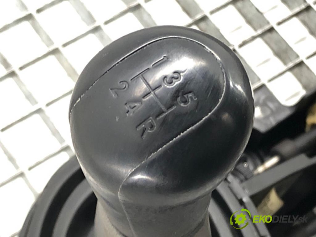 TOYOTA YARIS (_P9_) 2005 - 2014    1.3 VVT-i (SCP90_) 64 kW [87 KM] benzyna 2005 - 20  Kulisa 33530-0D040 (Rýchlostné páky / kulisy)