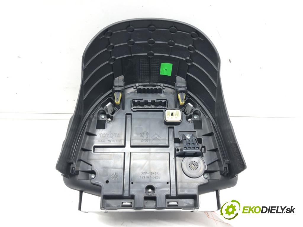 TOYOTA AYGO (_B4_) 2014 - 2022    1.0 (KGB40) 51 kW [69 KM] benzyna 2014 - 2022  Prístrojovka 769167-320U (Prístrojové dosky, displeje)