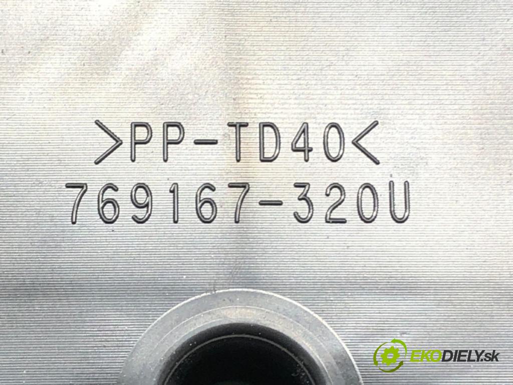 TOYOTA AYGO (_B4_) 2014 - 2022    1.0 (KGB40) 51 kW [69 KM] benzyna 2014 - 2022  Prístrojovka 769167-320U (Prístrojové dosky, displeje)