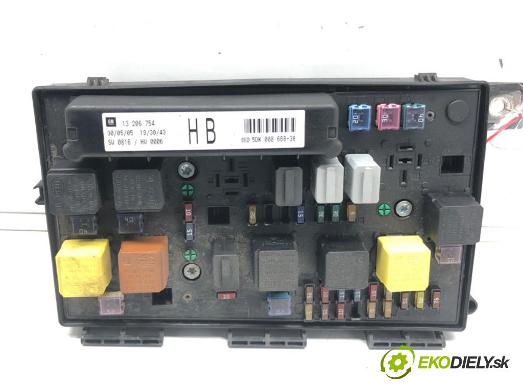 OPEL ZAFIRA B Nadwozie pełne/minivan (A05) 2005 - 2015    1.9 CDTI VAN (M75) 110 kW [150 KM] olej napędowy 2  skříňka poistková 13206754 (Pojistkové skříňky)