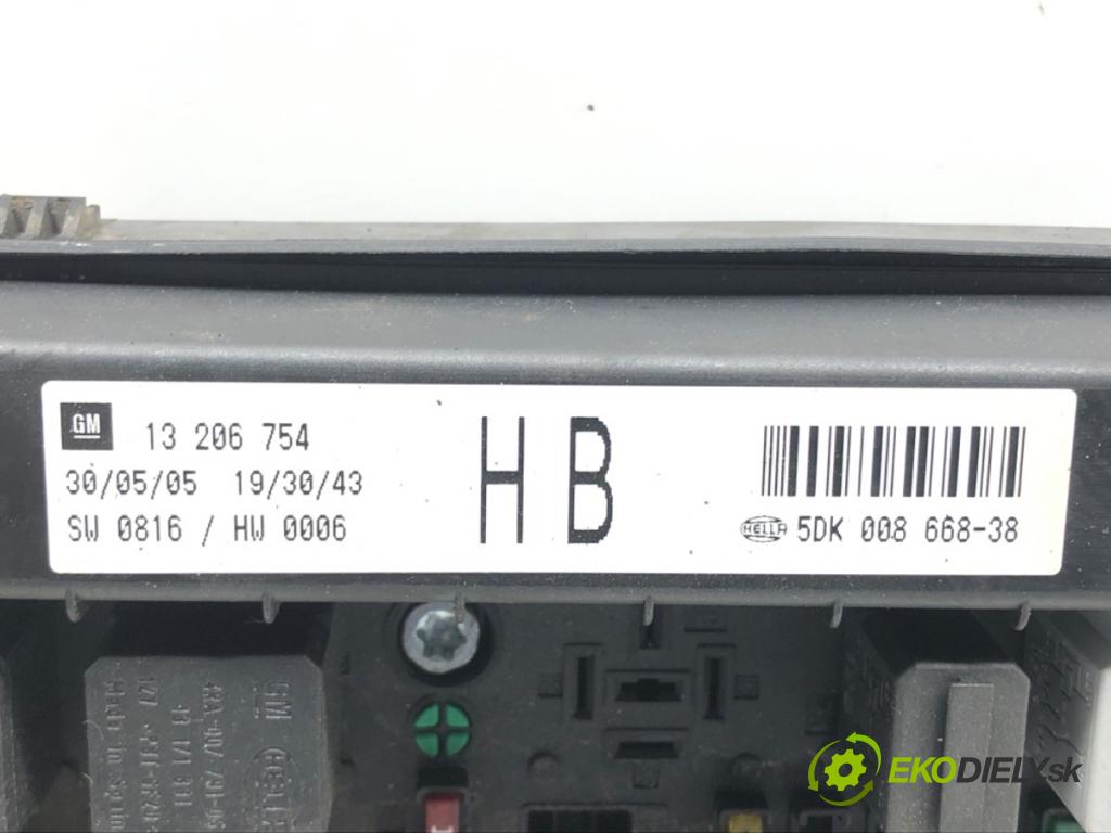 OPEL ZAFIRA B Nadwozie pełne/minivan (A05) 2005 - 2015    1.9 CDTI VAN (M75) 110 kW [150 KM] olej napędowy 2  skříňka poistková 13206754 (Pojistkové skříňky)