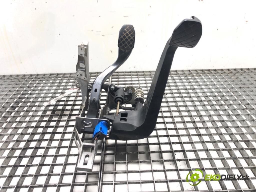 AUDI A4 B6 (8E2) 2000 - 2005    1.9 TDI 96 kW [130 KM] olej napędowy 2000 - 2004  PEDÁL: manuálne 8E1721117A (Pedále)