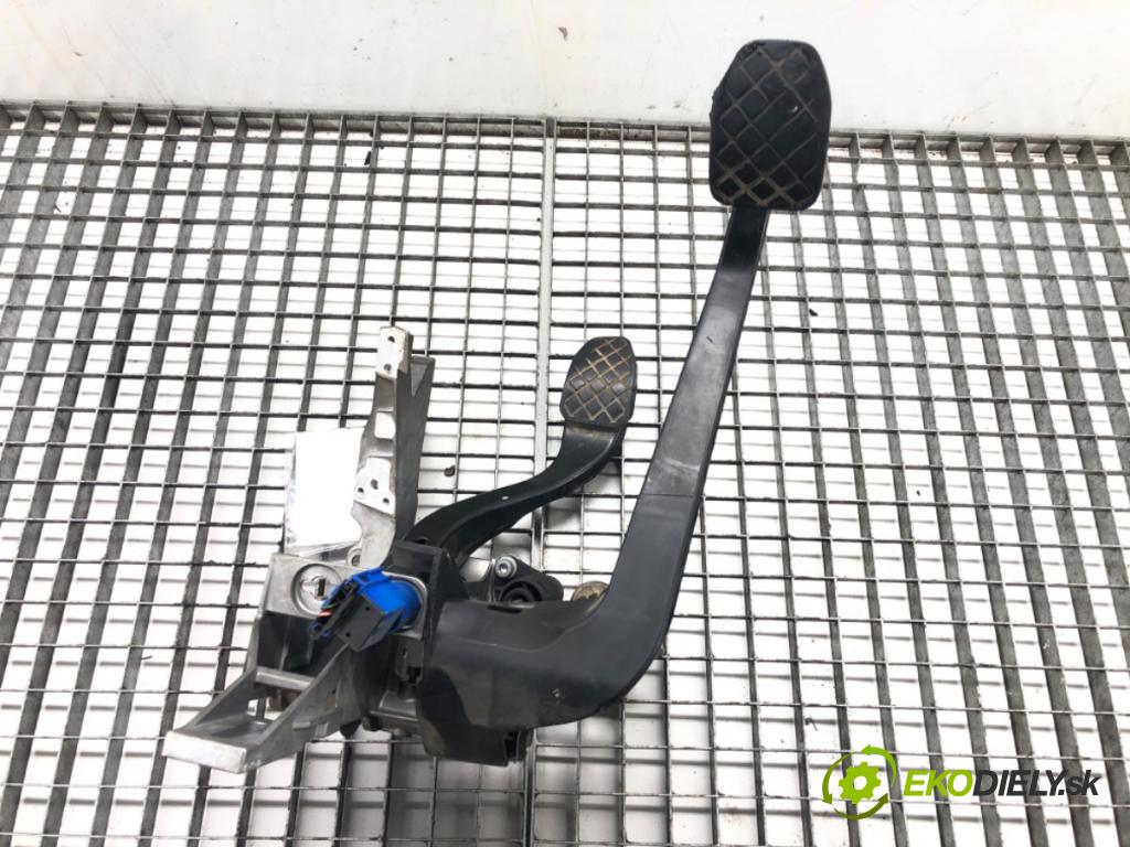 AUDI A4 B6 (8E2) 2000 - 2005    1.9 TDI 96 kW [130 KM] olej napędowy 2000 - 2004  PEDÁL: manuálne 8E1721117A (Pedále)