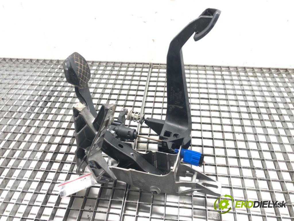 AUDI A4 B6 (8E2) 2000 - 2005    1.9 TDI 96 kW [130 KM] olej napędowy 2000 - 2004  PEDÁL: manuálne 8E1721117A (Pedále)