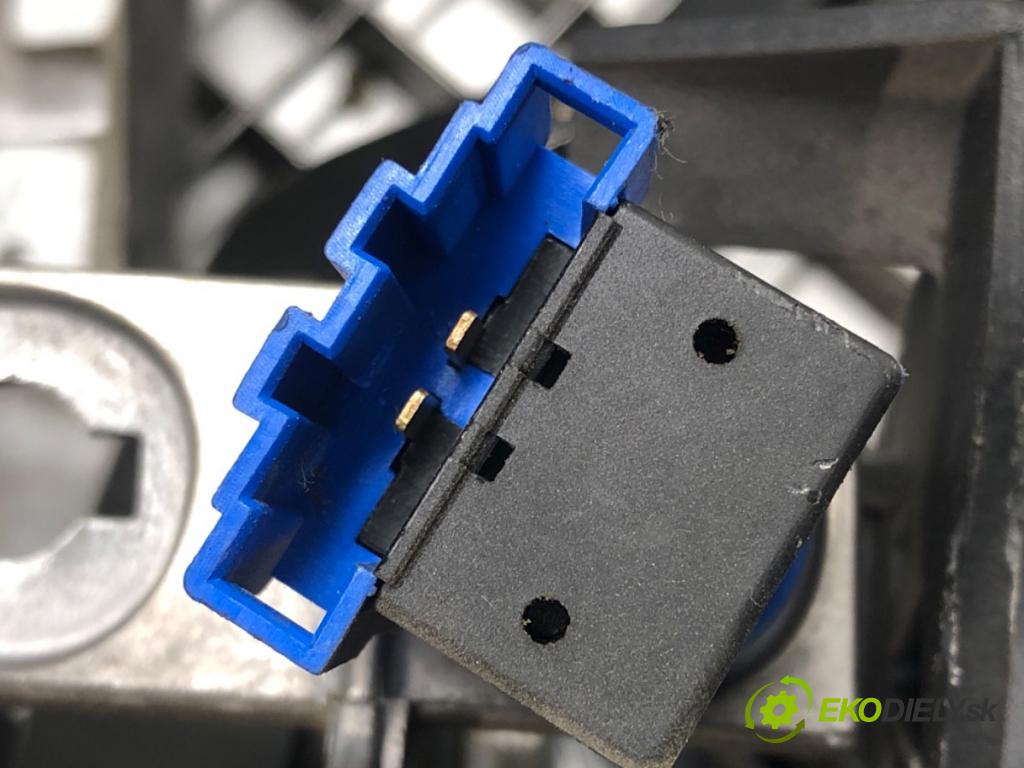 AUDI A4 B6 (8E2) 2000 - 2005    1.9 TDI 96 kW [130 KM] olej napędowy 2000 - 2004  PEDÁL: manuálne 8E1721117A (Pedále)