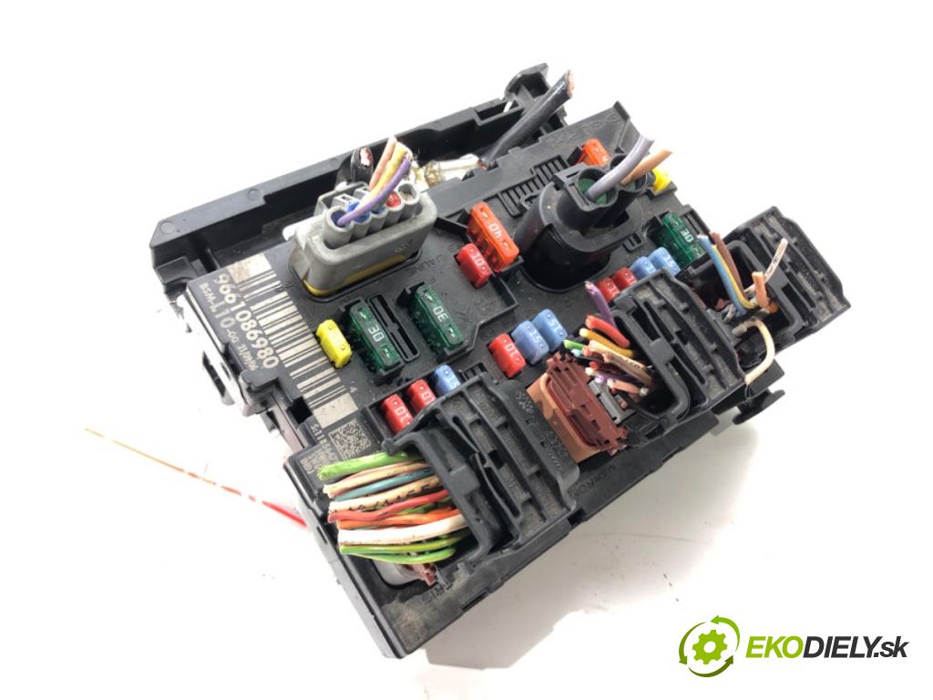 PEUGEOT 207 (WA_, WC_) 2006 - 2015    1.4 HDi 50 kW [68 KM] olej napędowy 2006 - 2015  Modul BSM 9661086980 (Ostatné)