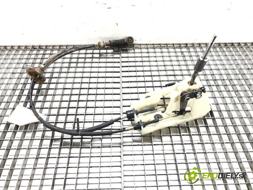 MITSUBISHI OUTLANDER I (CU_W) 2001 - 2008    2.4 HDD Mivec (CU5W) 118 kW [160 KM] benzyna 2001   Kulisa  (Rýchlostné páky / kulisy)