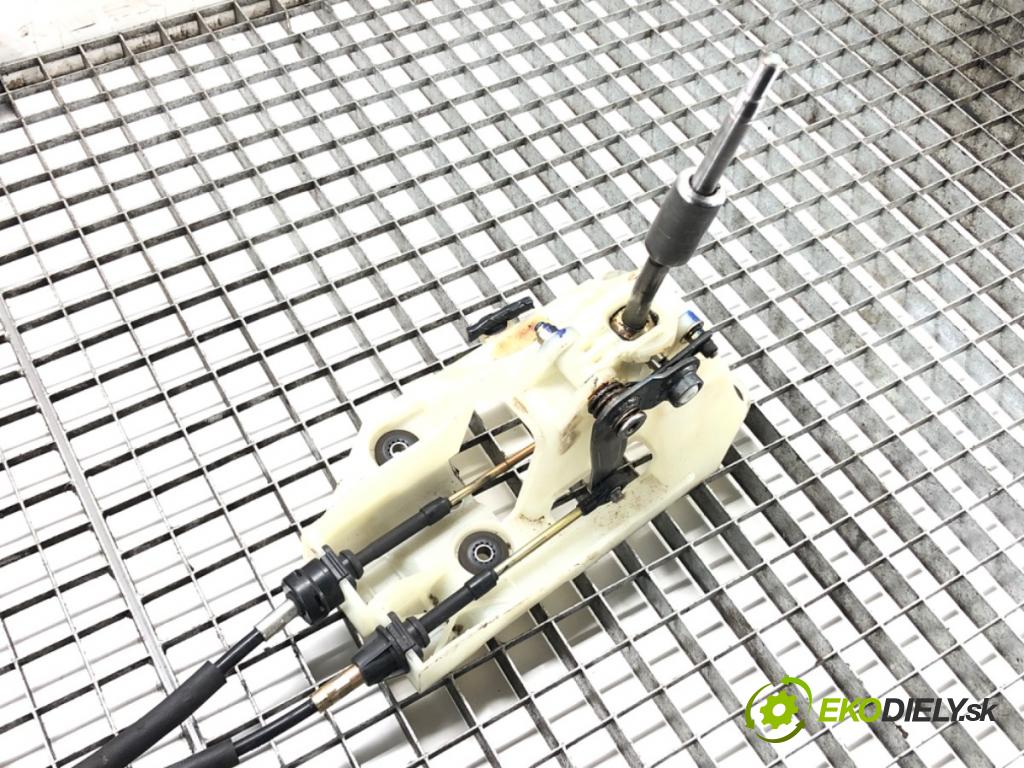 MITSUBISHI OUTLANDER I (CU_W) 2001 - 2008    2.4 HDD Mivec (CU5W) 118 kW [160 KM] benzyna 2001   Kulisa  (Rýchlostné páky / kulisy)