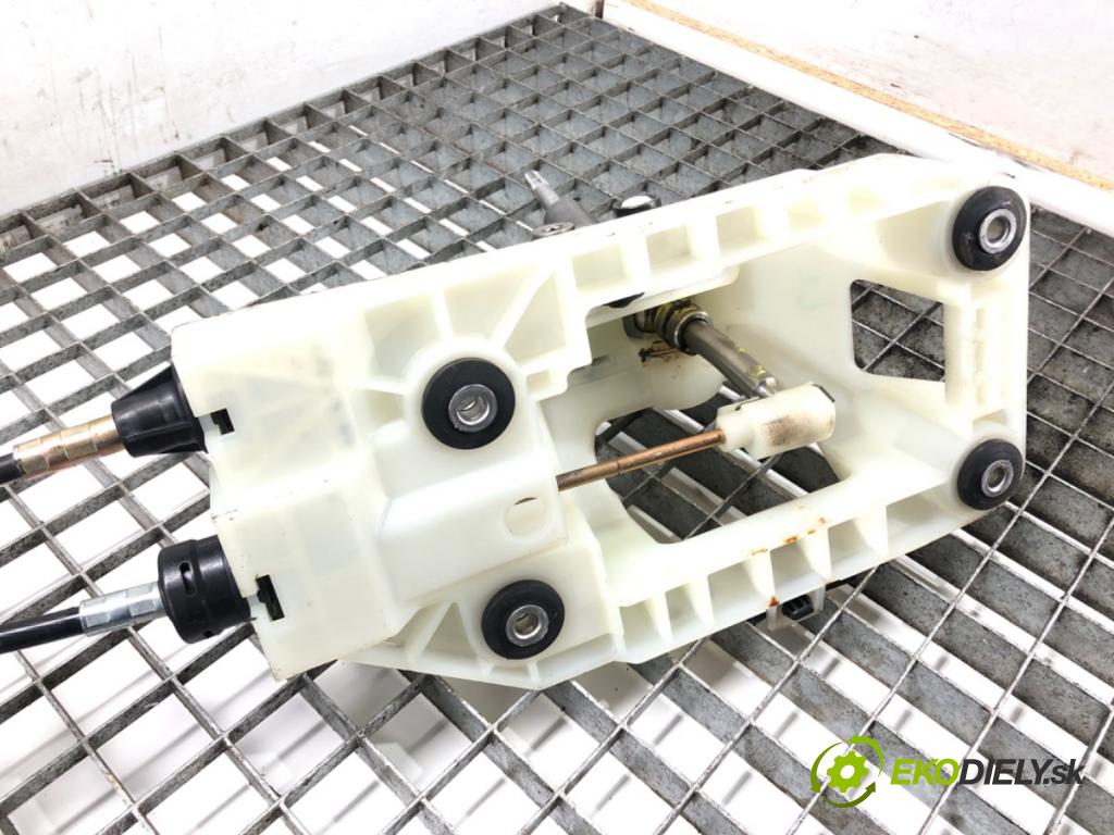 MITSUBISHI OUTLANDER I (CU_W) 2001 - 2008    2.4 HDD Mivec (CU5W) 118 kW [160 KM] benzyna 2001   Kulisa  (Rýchlostné páky / kulisy)