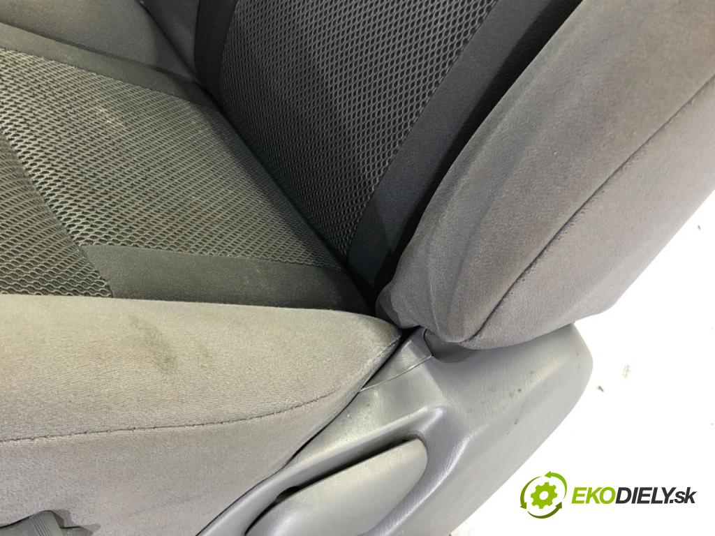 TOYOTA RAV 4 II (_A2_) 2000 - 2005    2.0 4WD (ACA21, ACA20) 110 kW [150 KM] benzyna 200  Sedadlo ľavy predný