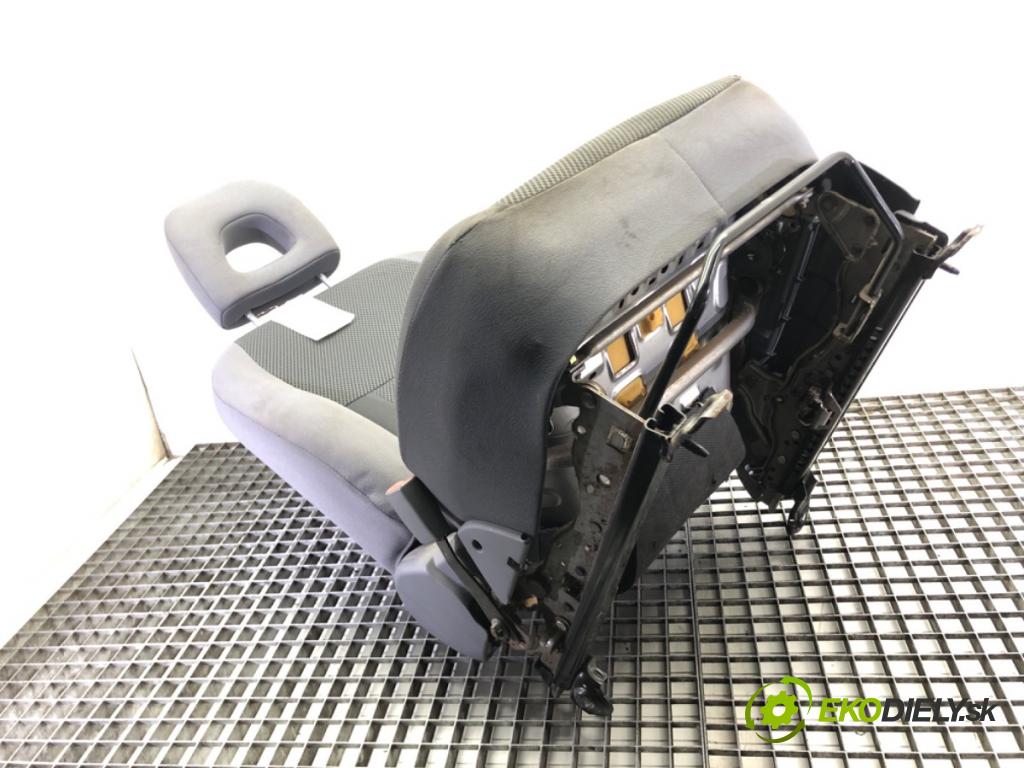 TOYOTA RAV 4 II (_A2_) 2000 - 2005    2.0 4WD (ACA21, ACA20) 110 kW [150 KM] benzyna 200  Sedadlo ľavy predný