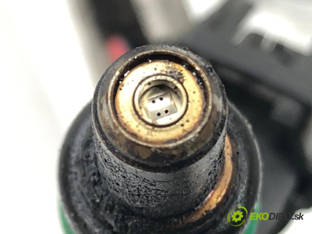 AUDI A4 B6 Avant (8E5) 2000 - 2005    3.0 162 kW [220 KM] benzyna 2001 - 2004  Lišta vstrekovacia 06C133551 (Vstrekovacie lišty)