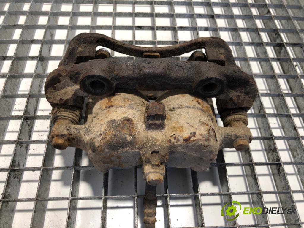 NISSAN TERRANO II Van (R20) 1998 - 2007    2.7 TDi 4WD 92 kW [125 KM] olej napędowy 1998 - 20  Brzdič strmeň ľavy predný