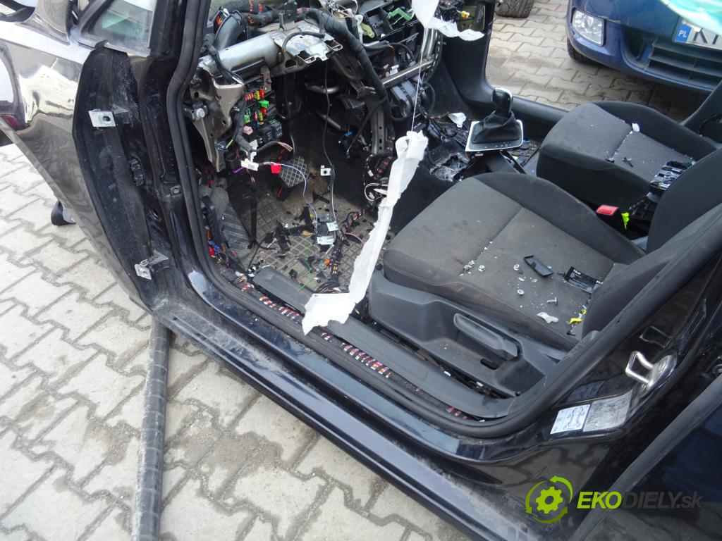 VW GOLF VII Variant (BA5, BV5) 2013 - 2022    1.6 TDI 81 kW [110 KM] olej napędowy 2013 - 2017  ČTVRŤÁK zadní část blatník střecha práh