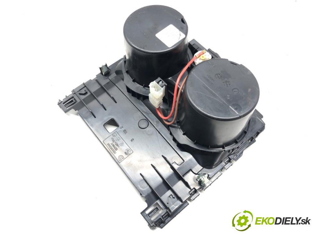 BMW 3 (F30, F80) 2011 - 2018    340 i xDrive 240 kW [326 KM] benzyna 2015 - 2018  Držiak na nápoje 105495994C (Úchyty, držiaky na nápoje)