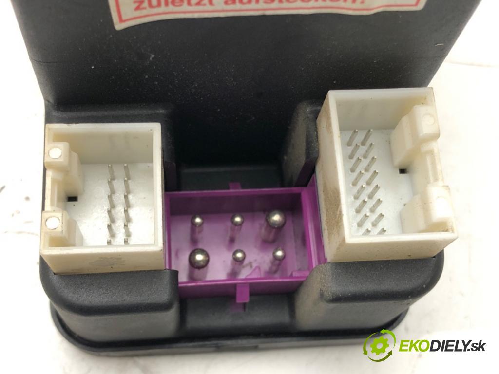 AUDI A4 B5 (8D2) 1994 - 2001    1.8 92 kW [125 KM] benzyna 1994 - 2000  pumpa centrálneho zámku 4A0862257J (Riadiace jednotky centrálneho zámku)