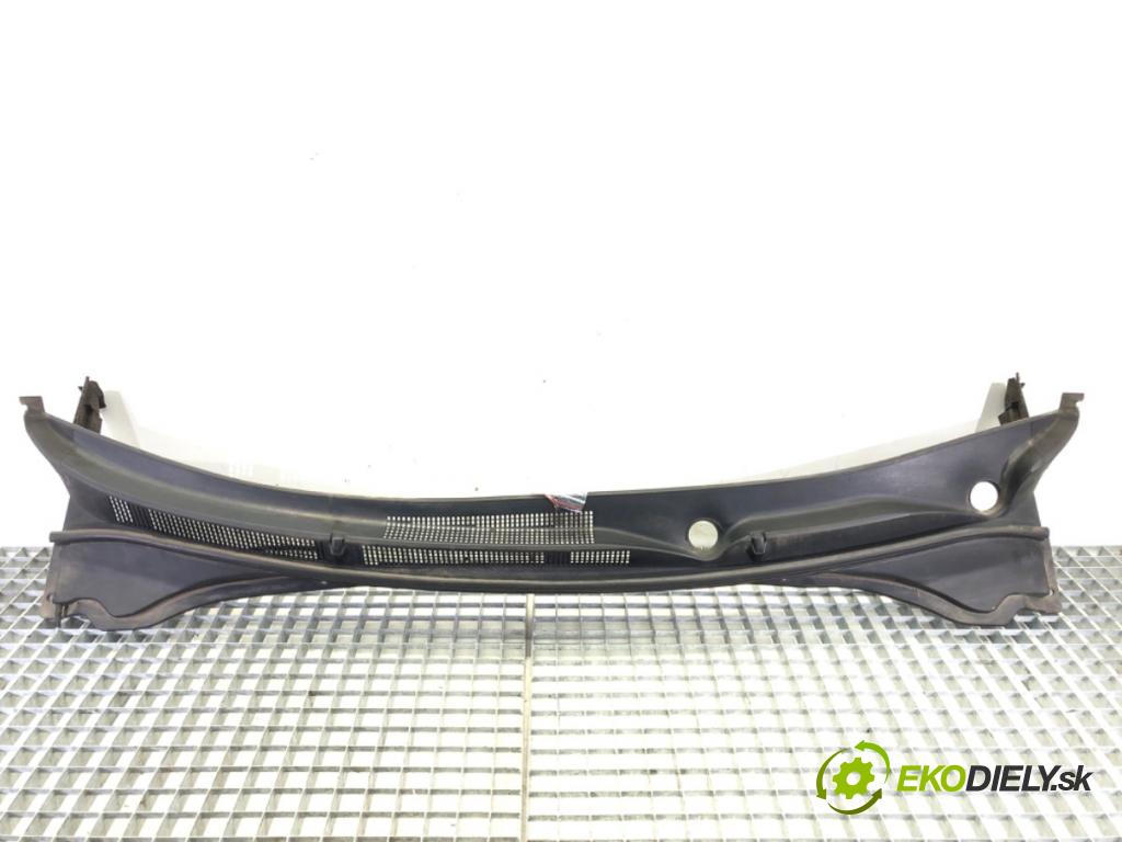 HYUNDAI i40 I (VF) 2012 - 2022    1.7 CRDi 100 kW [136 KM] olej napędowy 2012 - 2022  Torpédo, plast pod čelné okno 86151-3Z000 (Torpéda)