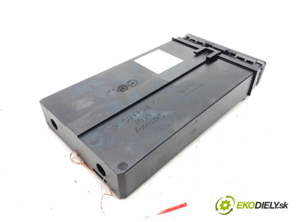 AUDI A3 (8L1) 1996 - 2006    1.9 TDI 96 kW [130 KM] olej napędowy 2000 - 2003  Držiak na nápoje 8L0862534C (Úchyty, držiaky na nápoje)