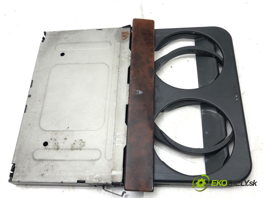 VW BORA Variant (1J6) 1999 - 2005    1.9 TDI 4motion 85 kW [115 KM] olej napędowy 1999   Držiak na nápoje 1J0858601 (Úchyty, držiaky na nápoje)