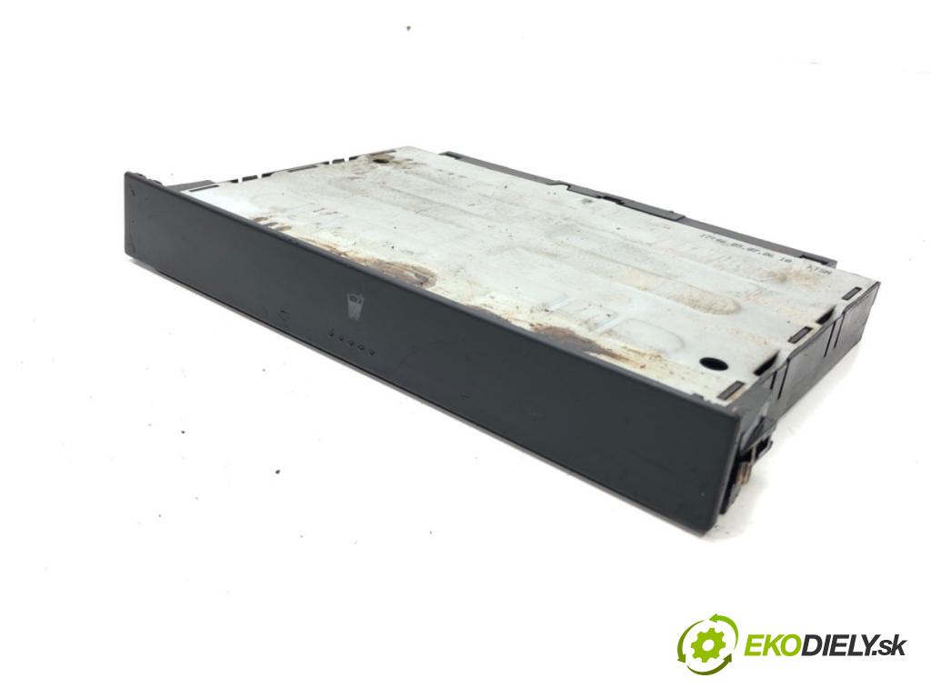 VW GOLF IV (1J1) 1997 - 2008    1.9 TDI 81 kW [110 KM] olej napędowy 1997 - 2004  Držiak na nápoje 1J0858601D (Úchyty, držiaky na nápoje)